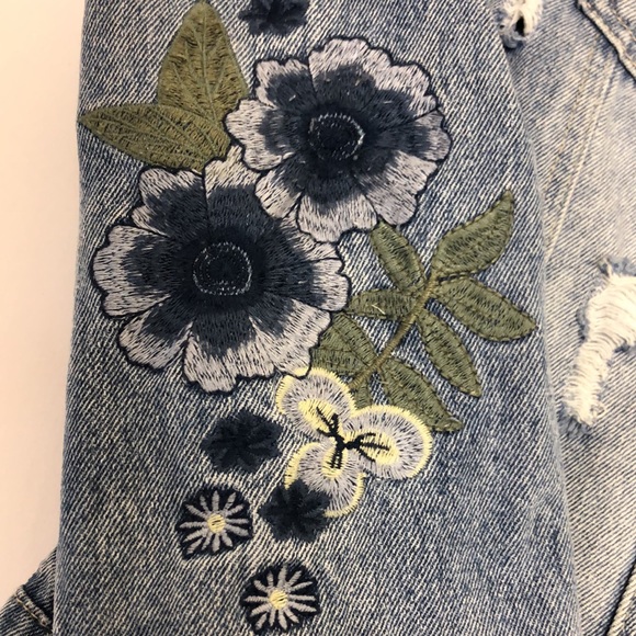 Forever 21 Women’s Distressed Embroidered Denim Jacket Size S - Picture 4 of 11